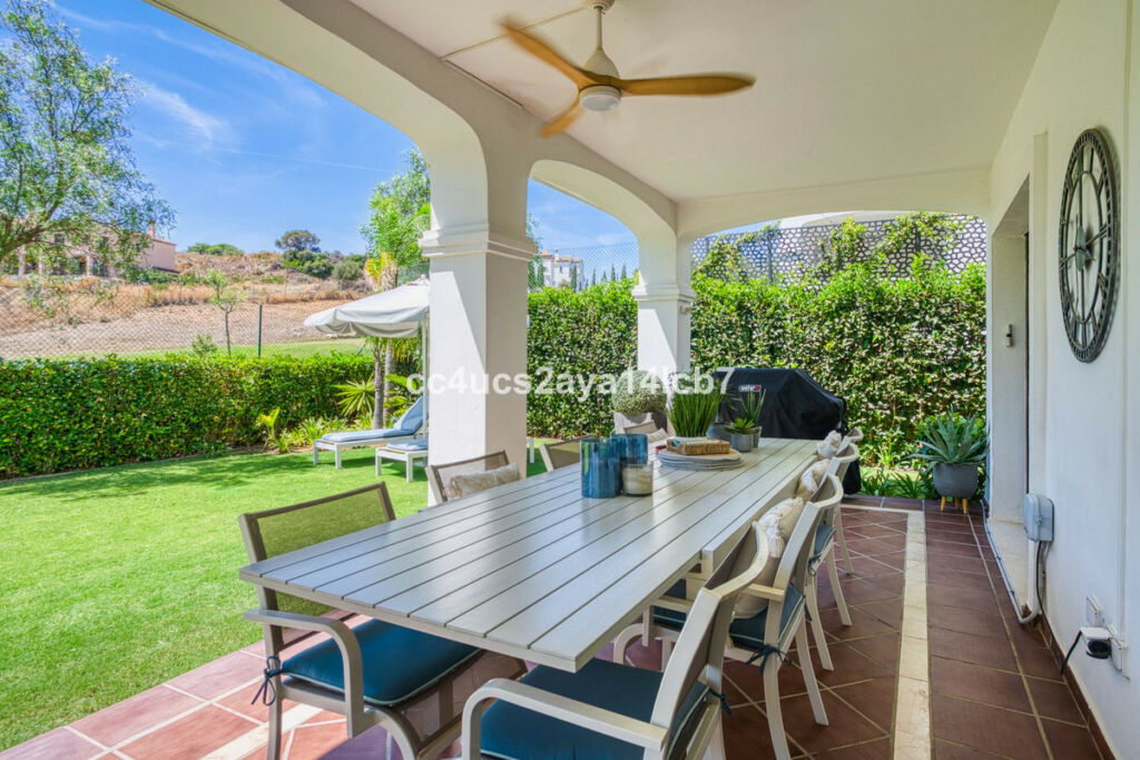 Detached Villa Estepona Málaga - image 5