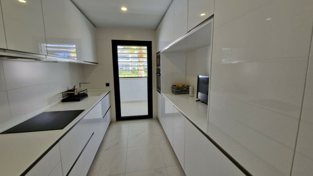 Middle Floor Apartment Estepona Málaga - image 5