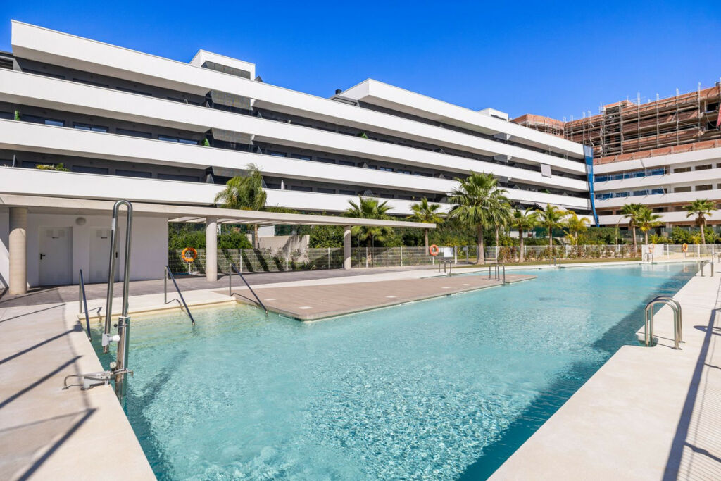 Middle Floor Apartment Estepona Málaga - image 5
