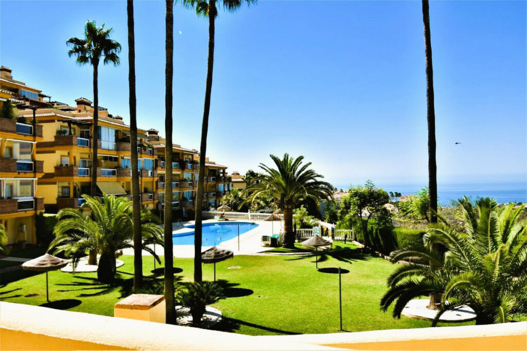 Middle Floor Apartment Calahonda Málaga - image 12
