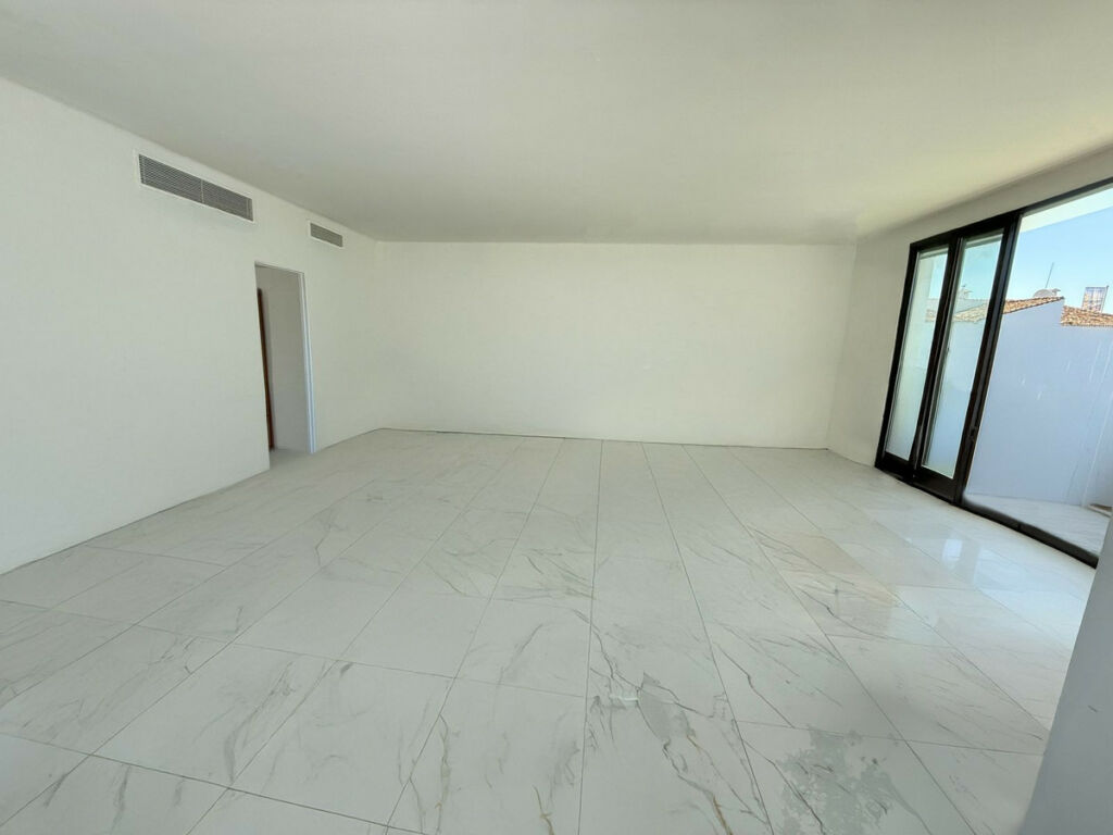 Top Floor Apartment Puerto Banús Málaga - image 5