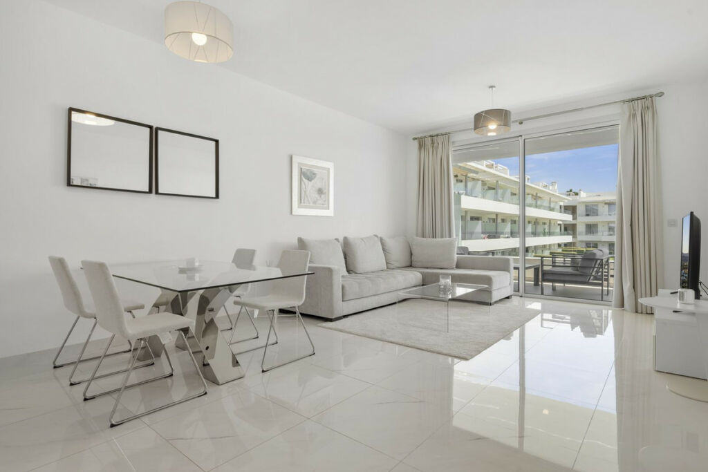 Middle Floor Apartment Estepona Málaga - image 5