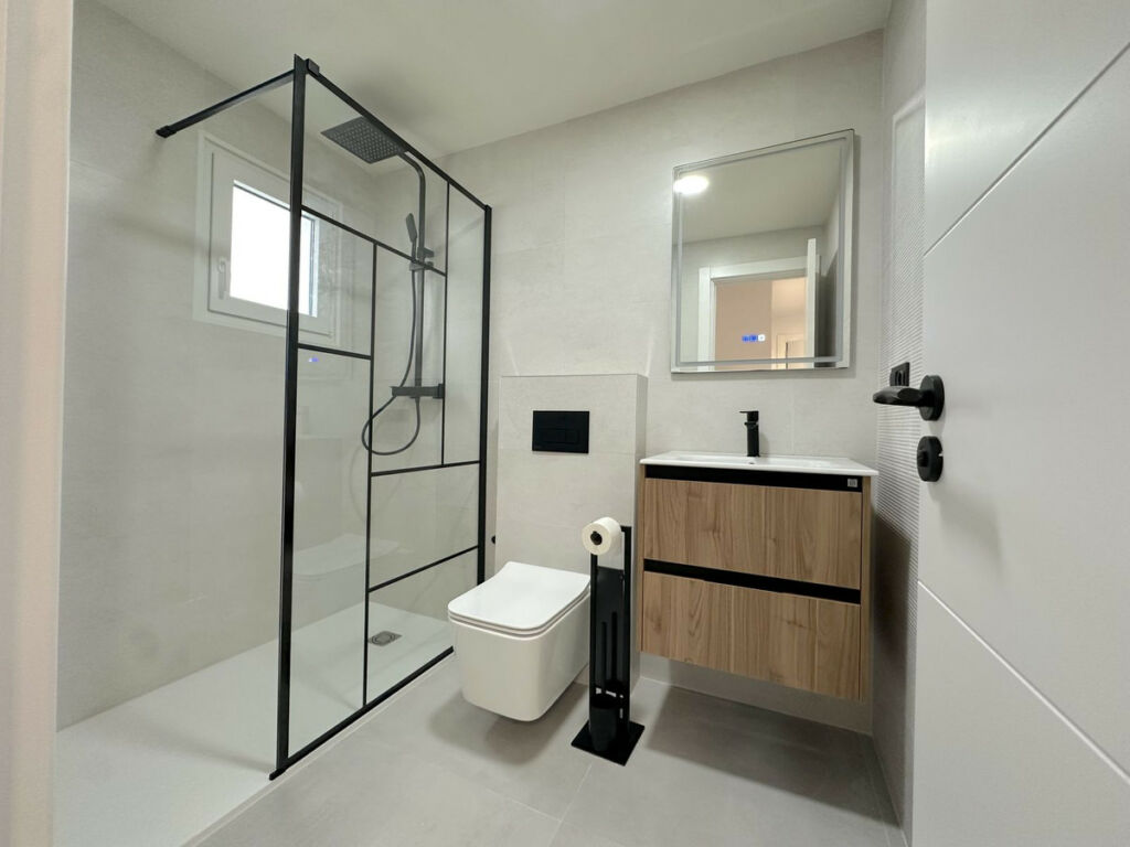 Middle Floor Apartment The Golden Mile Málaga - image 5