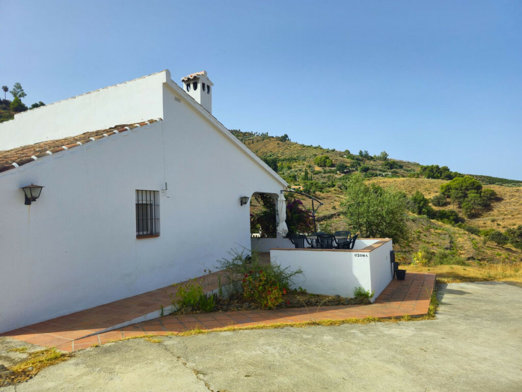 Detached Villa Cómpeta Málaga - image 3