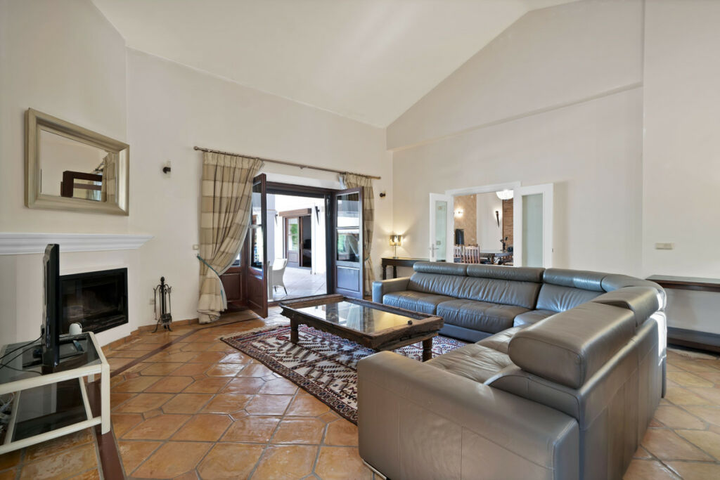 Detached Villa Estepona Málaga - image 5