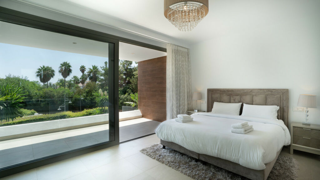 Detached Villa Estepona Málaga - image 5