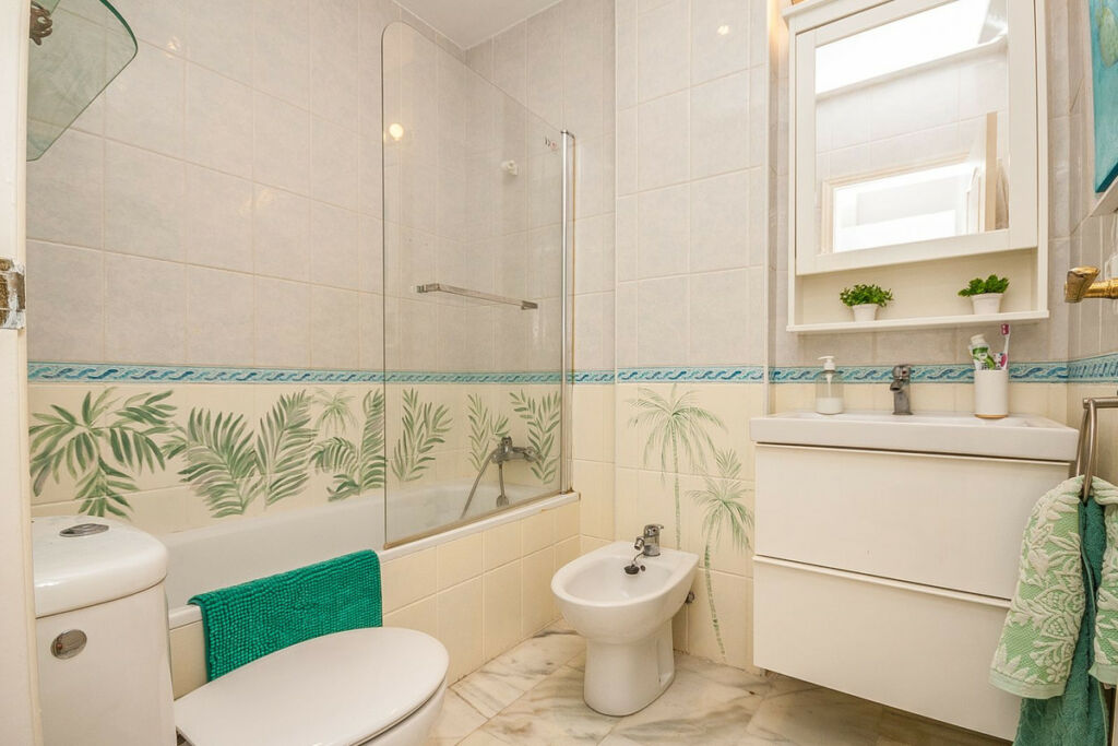Middle Floor Apartment Cabopino Málaga - image 5