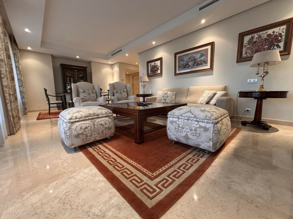 Middle Floor Apartment The Golden Mile Málaga - image 5