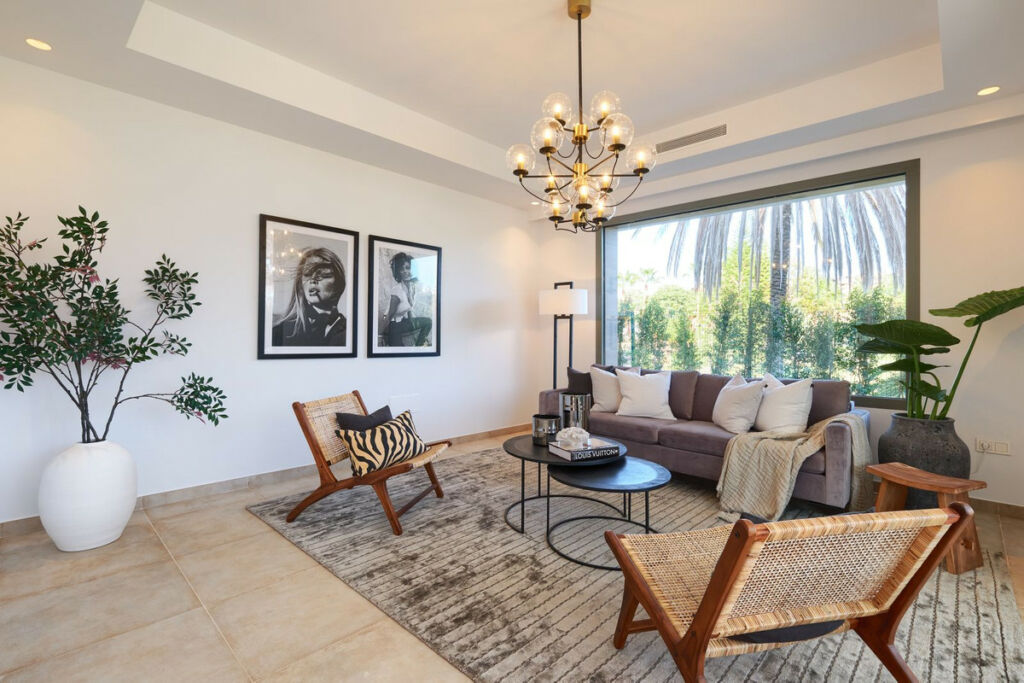 Detached Villa Estepona Málaga - image 5