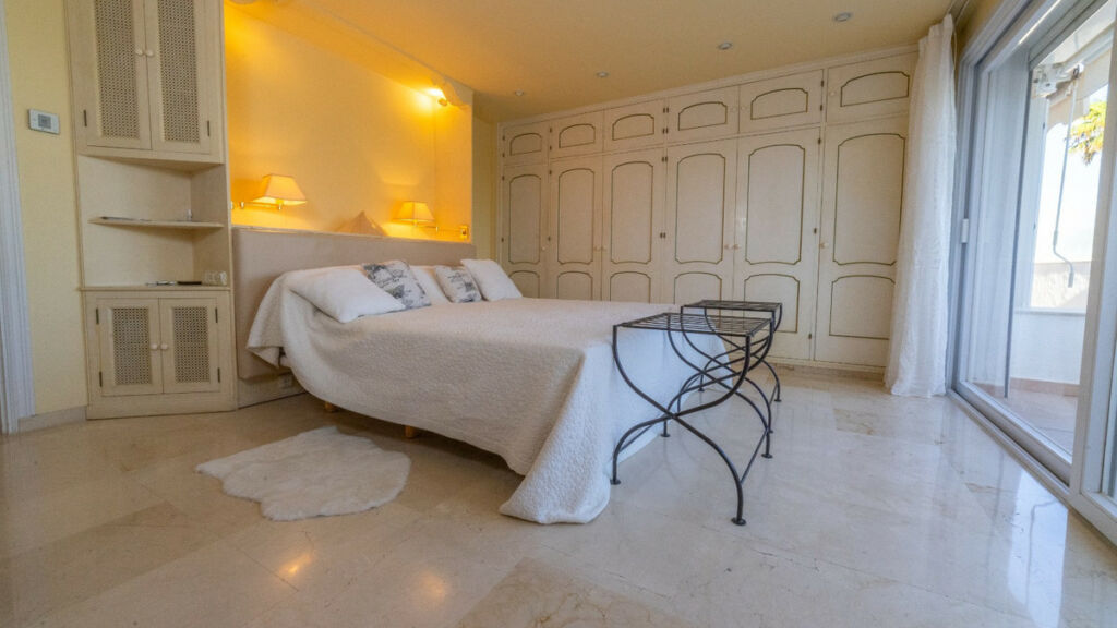 Detached Villa Sierra Blanca Málaga - image 5