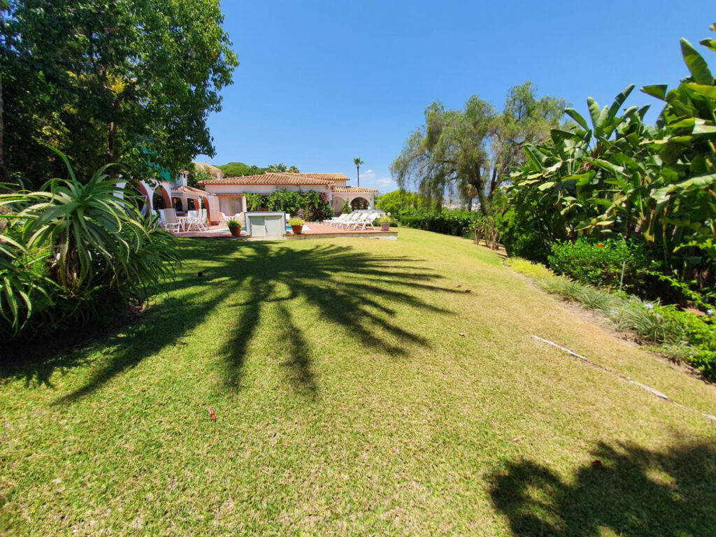 Detached Villa Nueva Andalucía Málaga - image 5