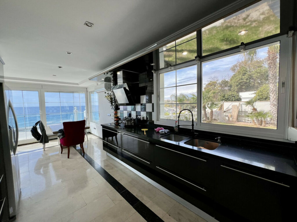 Detached Villa El Chaparral Málaga - image 5