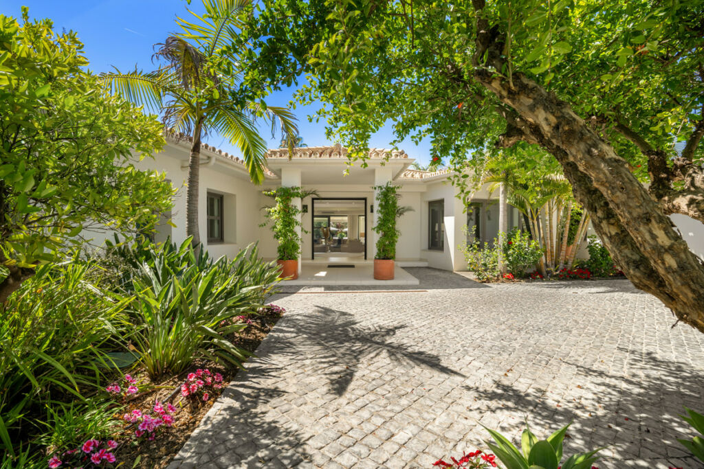 Detached Villa Nueva Andalucía Málaga - image 5