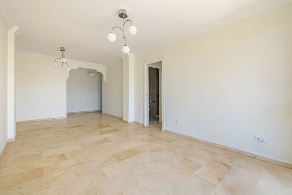 Top Floor Apartment Marbella Málaga - image 5
