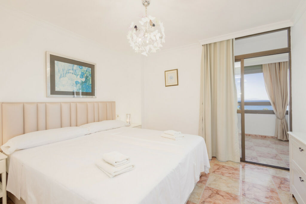Middle Floor Apartment Playamar Málaga - image 5