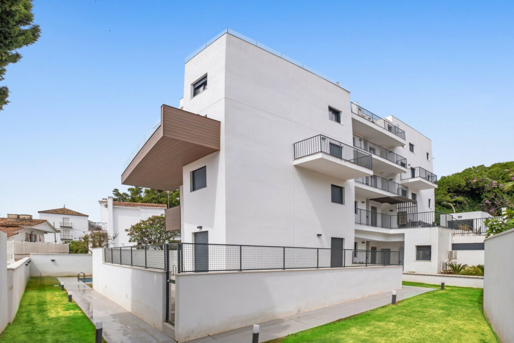 Middle Floor Apartment Montemar Málaga - image 5