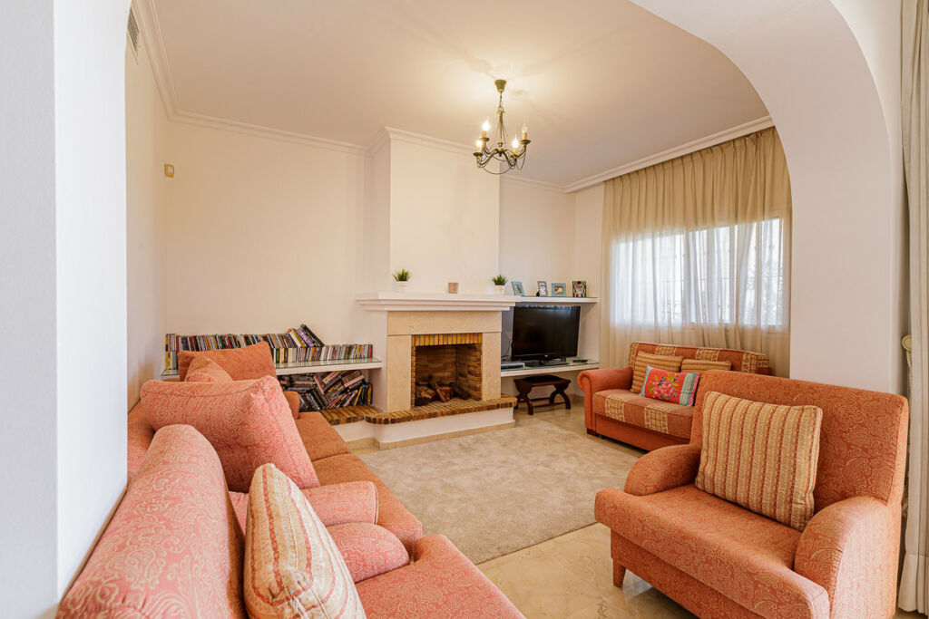 Middle Floor Apartment Estepona Málaga - image 5