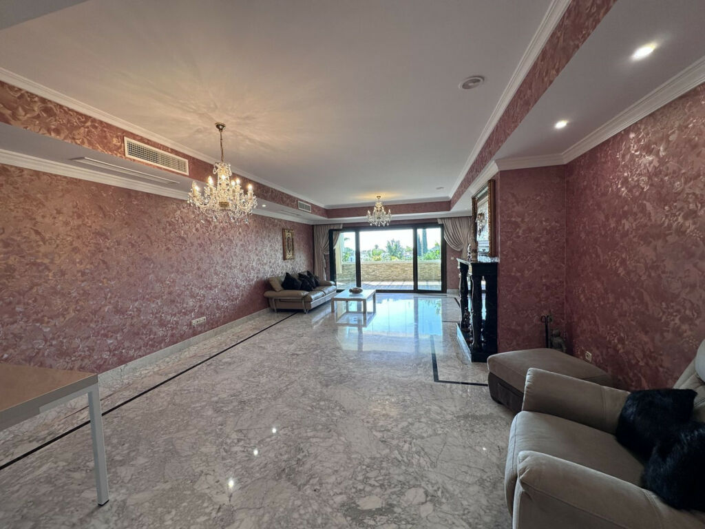 Middle Floor Apartment The Golden Mile Málaga - image 5
