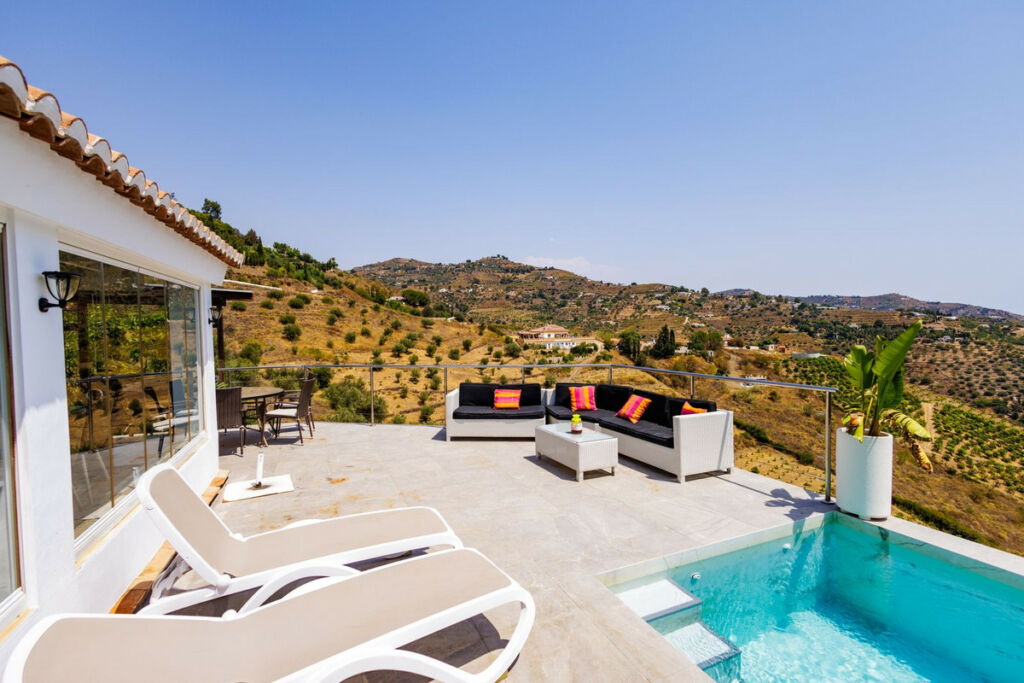 Detached Villa Sayalonga Málaga - image 6