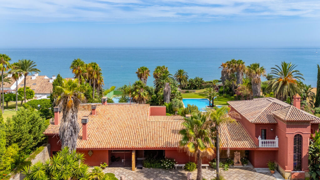 Detached Villa Estepona Málaga - image 5