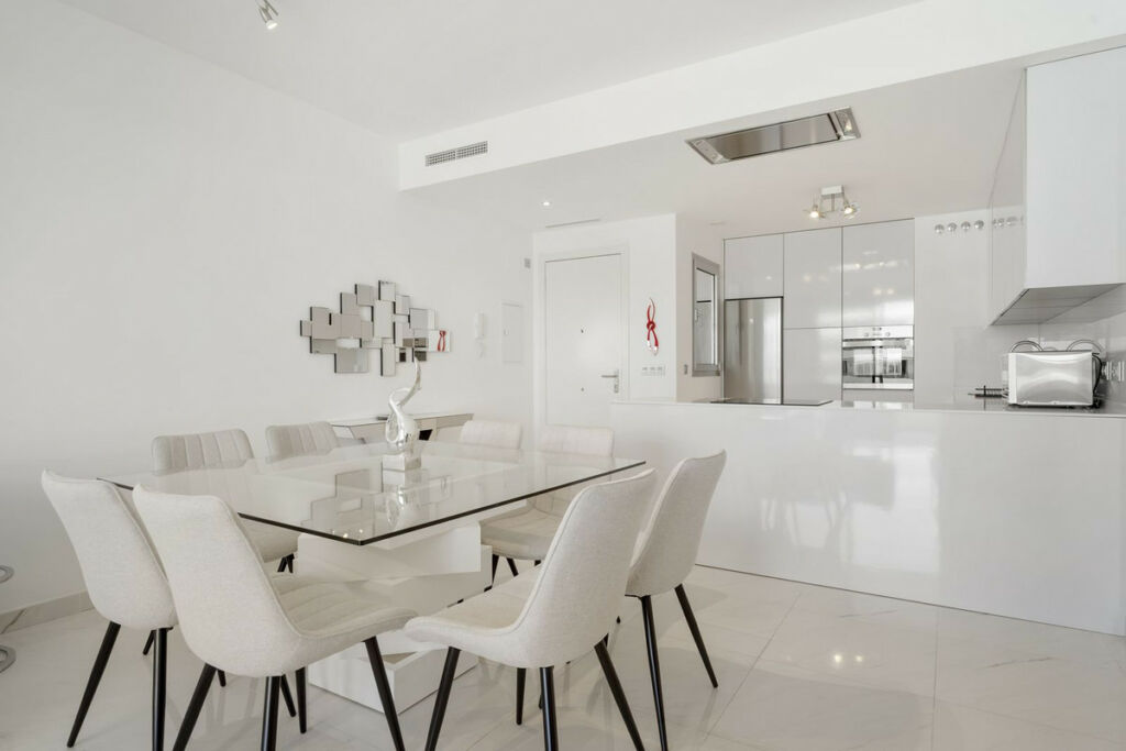 Middle Floor Apartment New Golden Mile Málaga - image 5