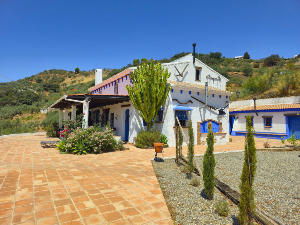 Detached Villa Riogordo Málaga - image 52