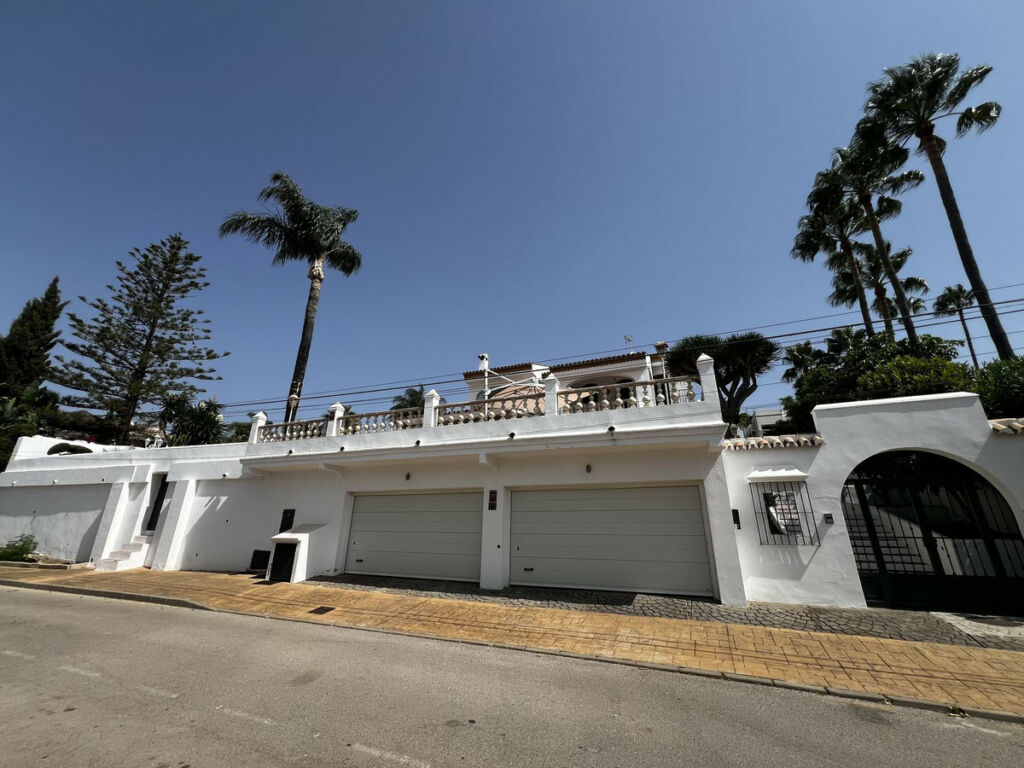 Detached Villa Estepona Málaga - image 54