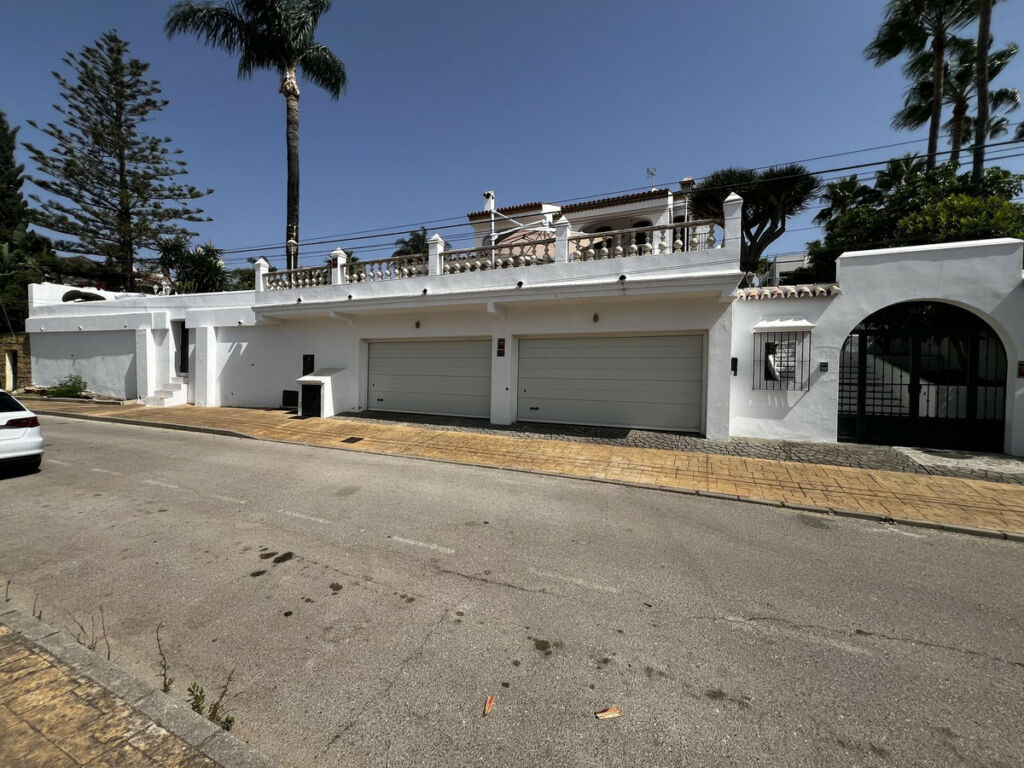 Detached Villa Estepona Málaga - image 55