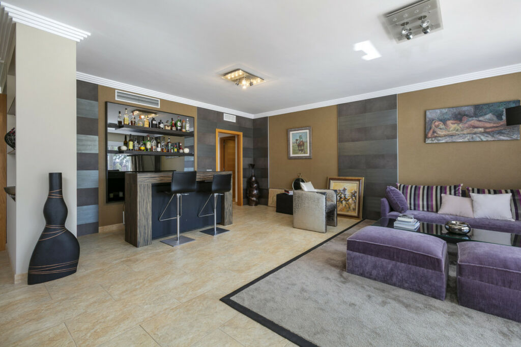 Middle Floor Apartment The Golden Mile Málaga - image 6