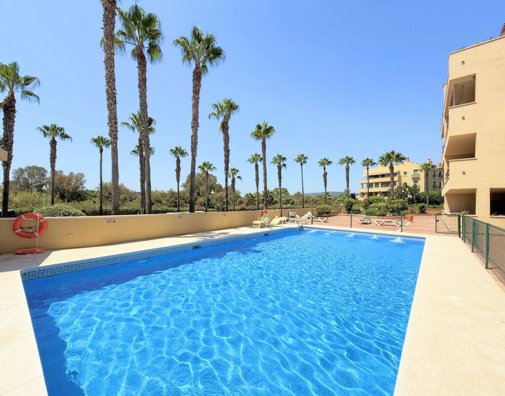 Middle Floor Apartment Sotogrande Puerto Cádiz - image 4