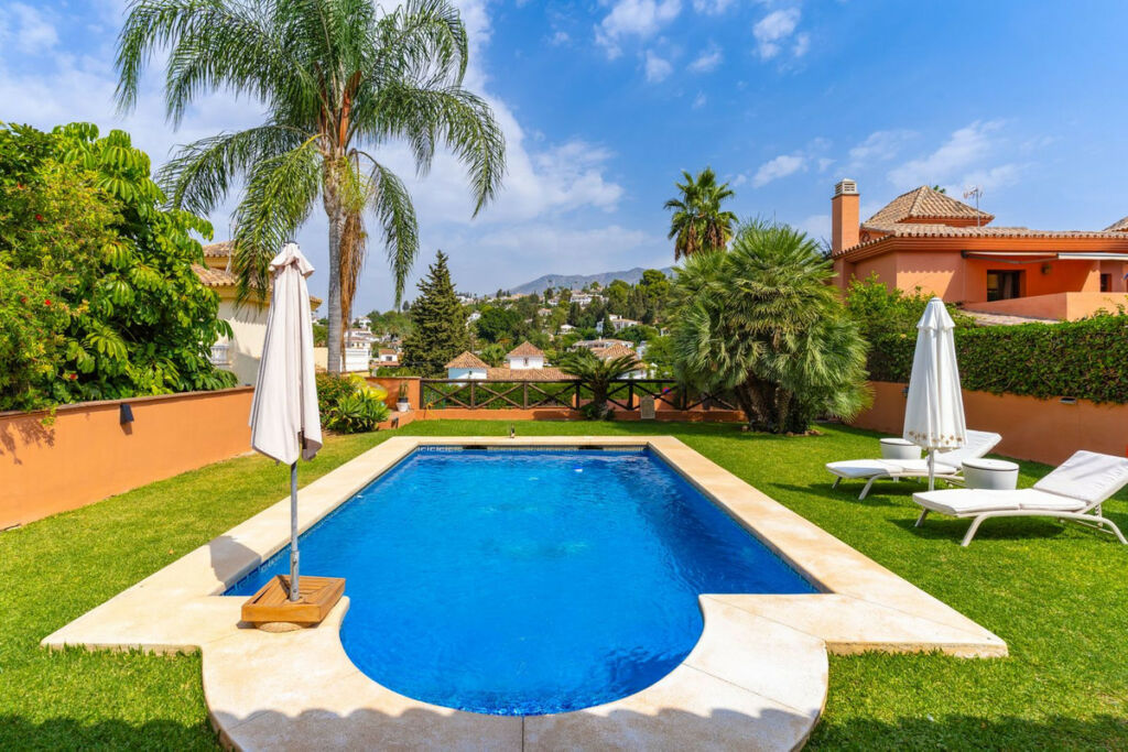 Detached Villa Sierrezuela Málaga - image 6