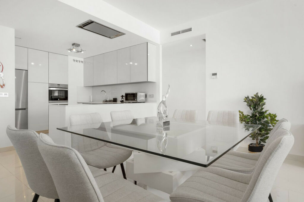 Middle Floor Apartment New Golden Mile Málaga - image 6