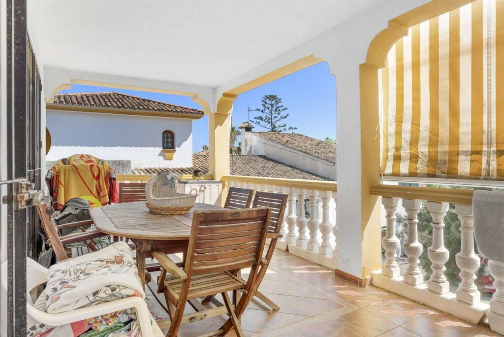 Detached Villa Estepona Málaga - image 6