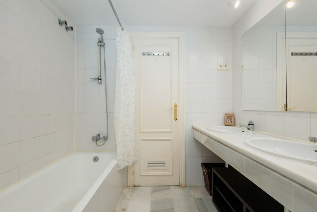 Middle Floor Apartment Puerto Banús Málaga - image 6