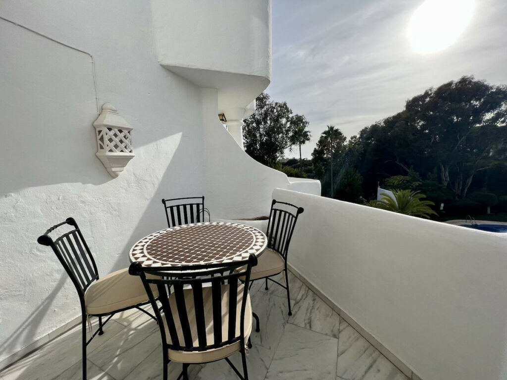 Middle Floor Apartment Calahonda Málaga - image 6
