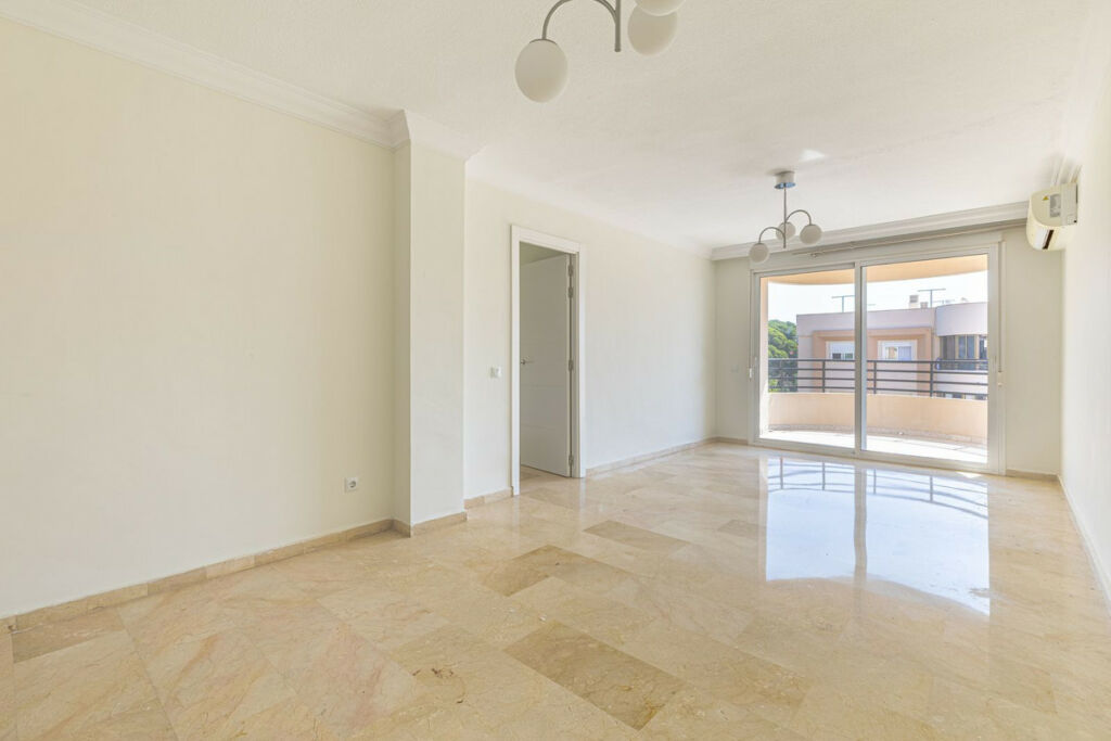 Top Floor Apartment Marbella Málaga - image 4