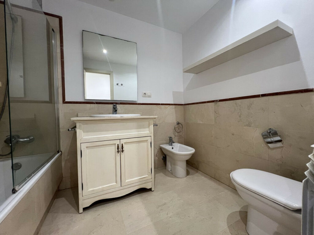 Middle Floor Apartment Nueva Andalucía Málaga - image 6
