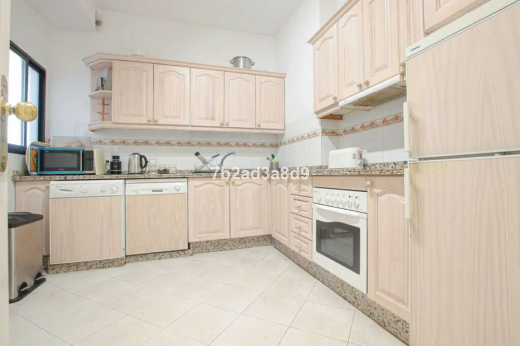 Middle Floor Apartment Nueva Andalucía Málaga - image 6