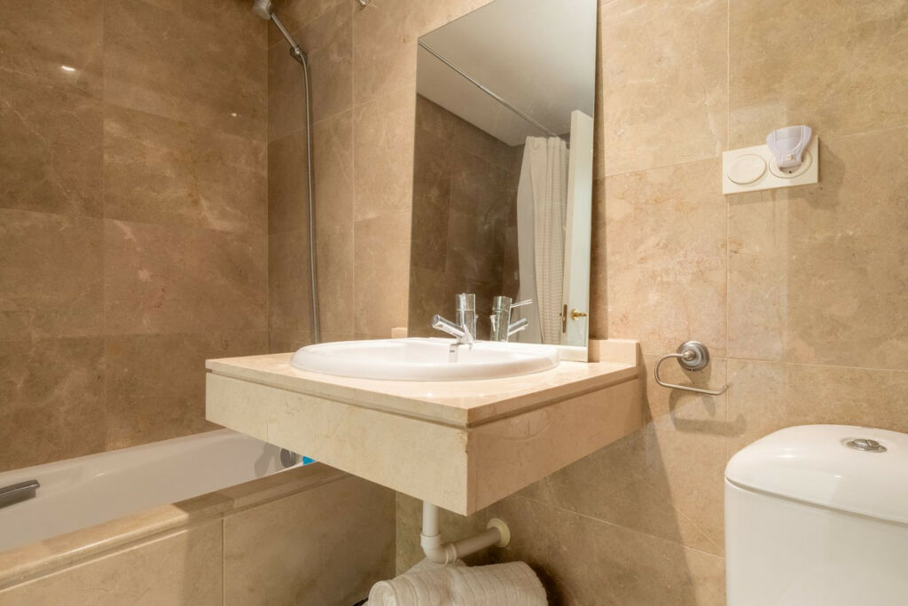 Middle Floor Apartment La Duquesa Málaga - image 6