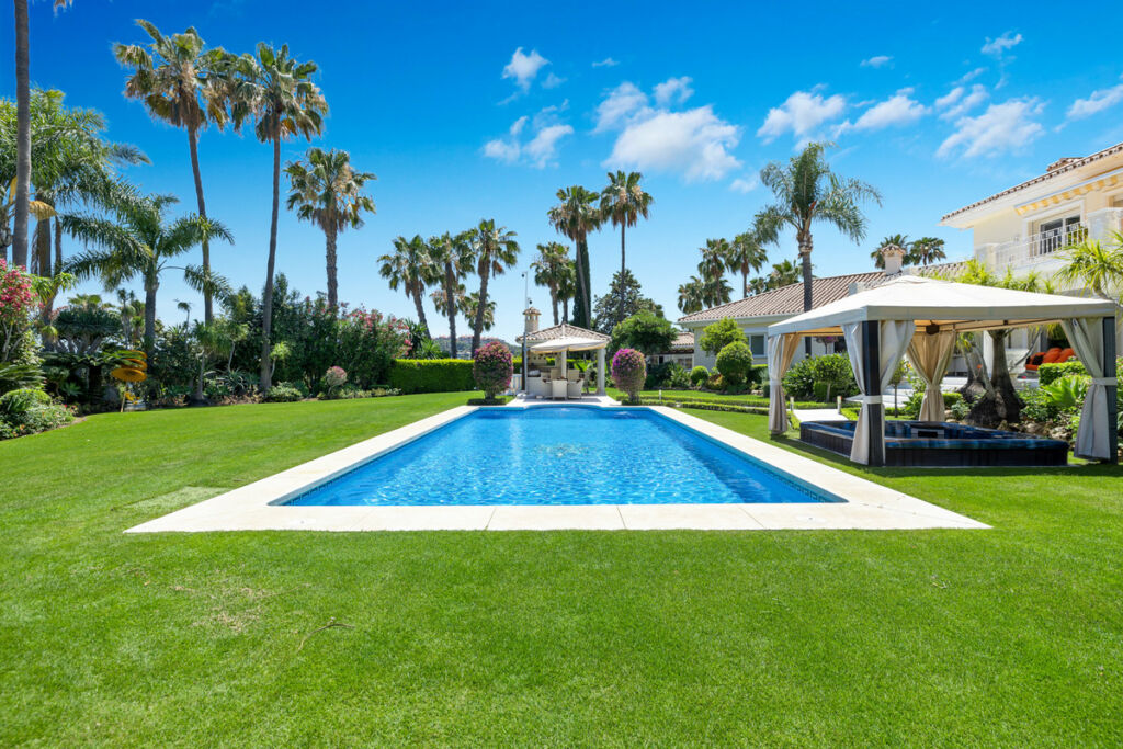 Detached Villa Nueva Andalucía Málaga - image 6