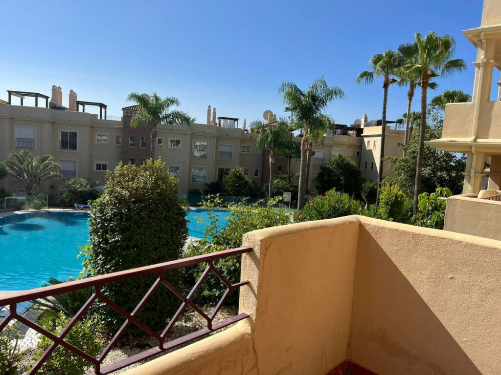 Middle Floor Apartment Estepona Málaga - image 6