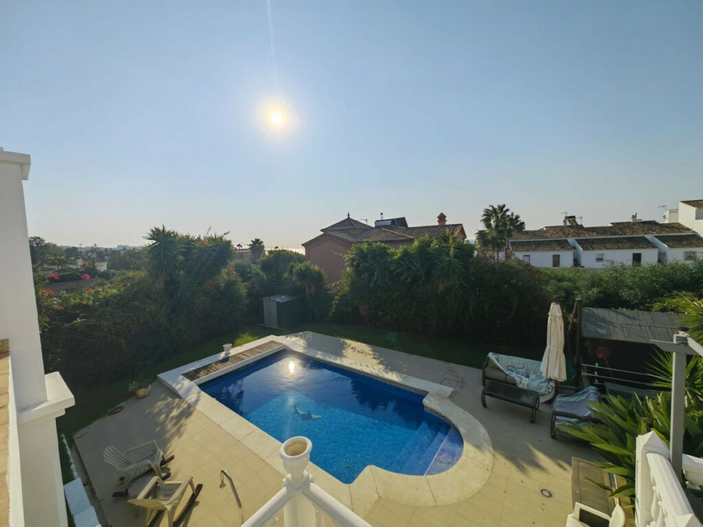 Detached Villa Estepona Málaga - image 6