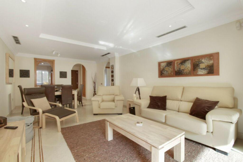 Ground Floor Apartment Aloha Málaga - image 6