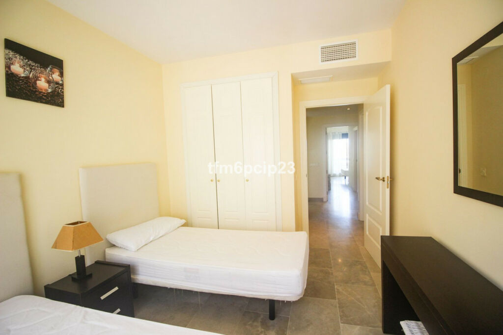 Middle Floor Apartment La Duquesa Málaga - image 6