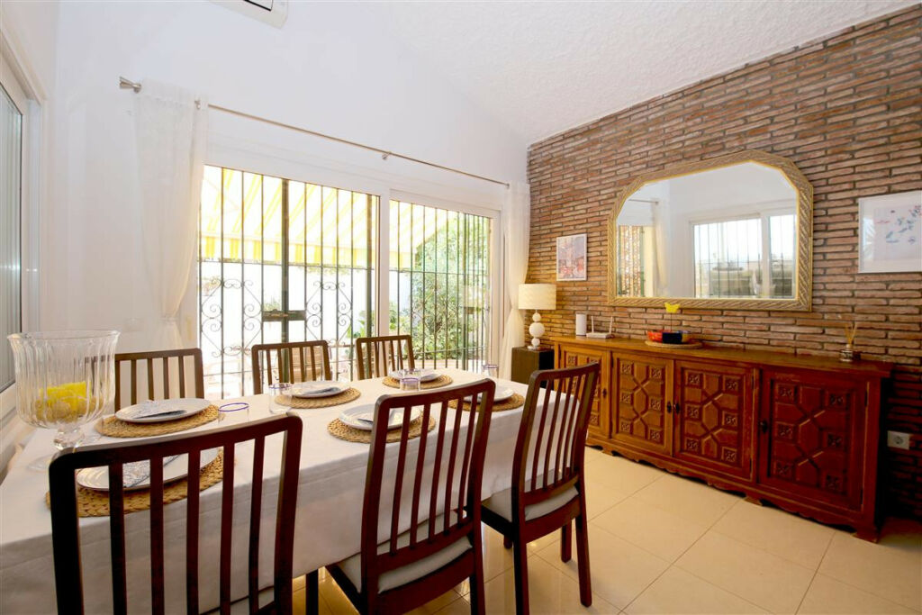 Detached Villa Estepona Málaga - image 6