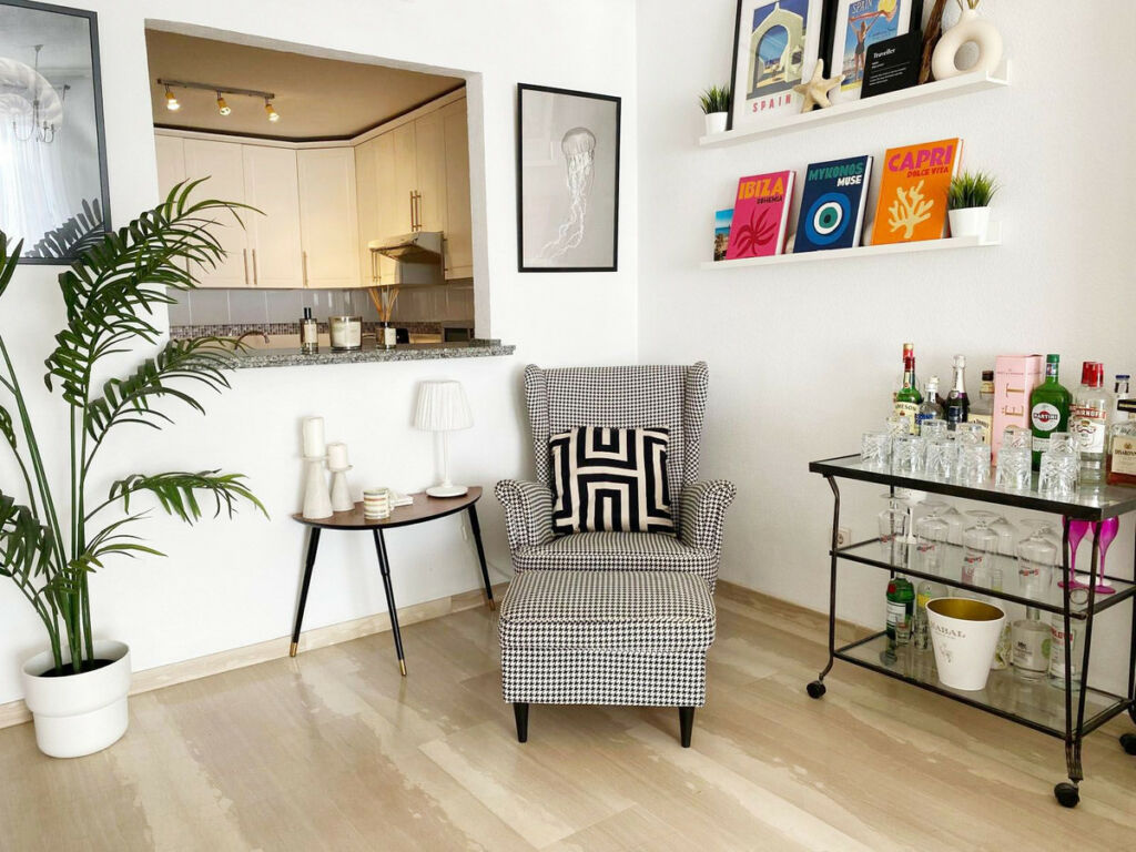Middle Floor Apartment Carvajal Málaga - image 6
