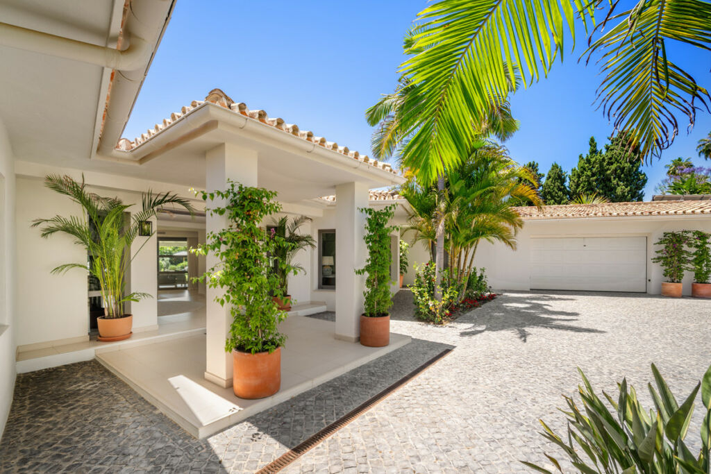 Detached Villa Nueva Andalucía Málaga - image 6