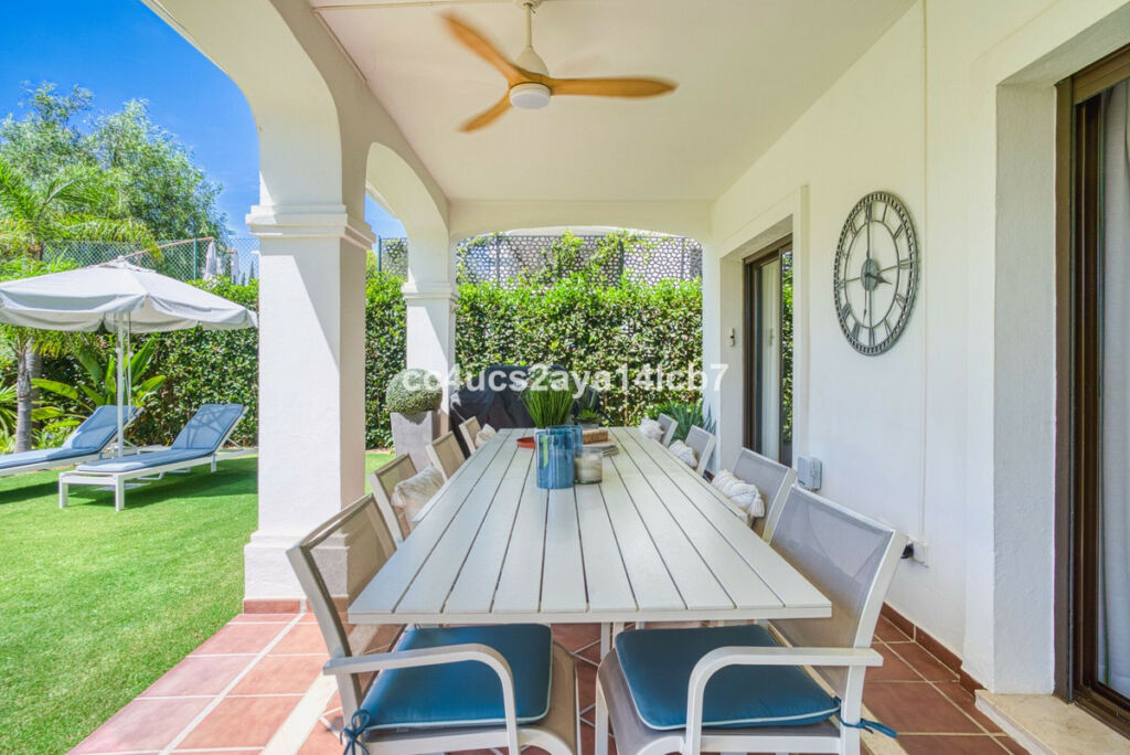 Detached Villa Estepona Málaga - image 6