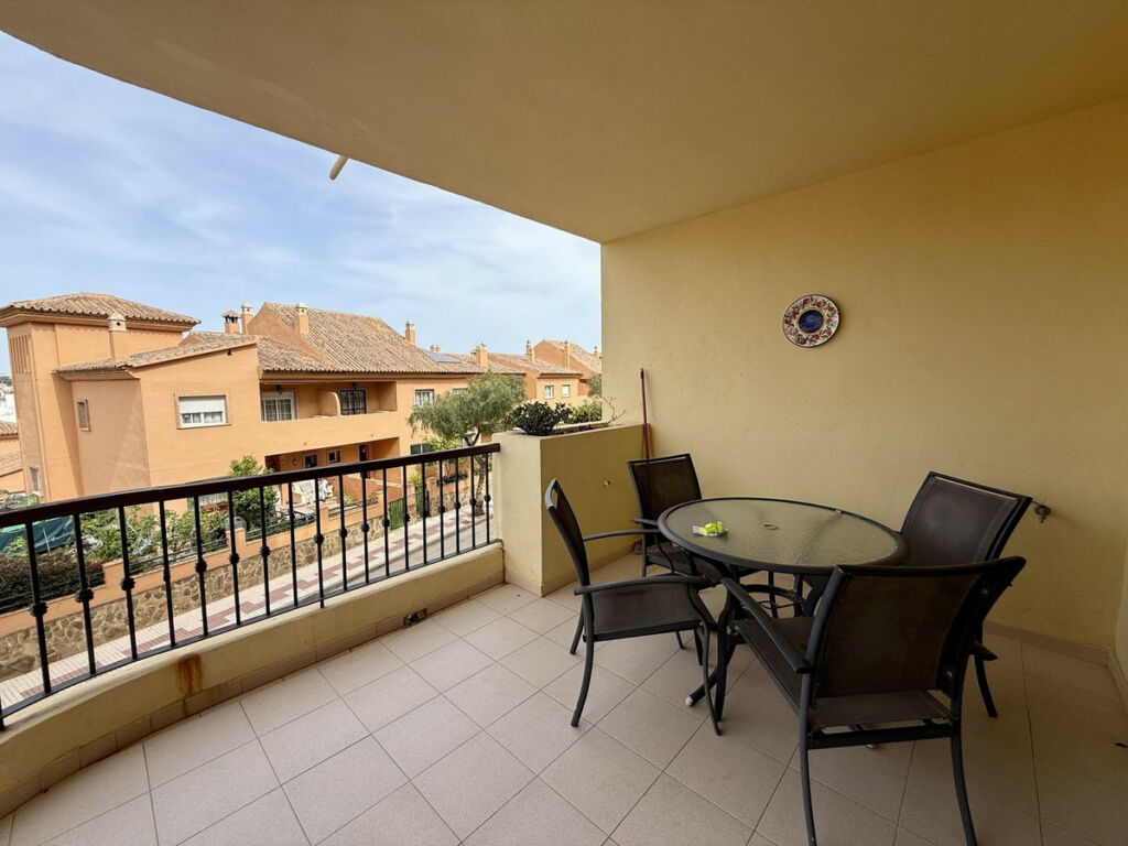 Middle Floor Apartment La Cala Málaga - image 6