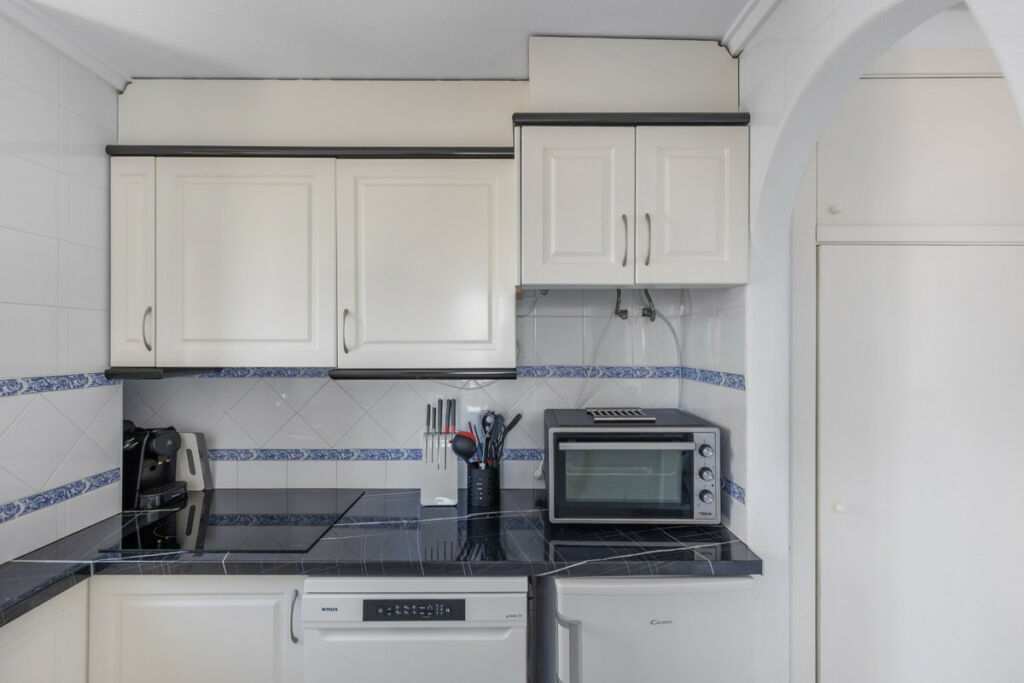 Middle Floor Apartment Torrevieja Alicante - image 7